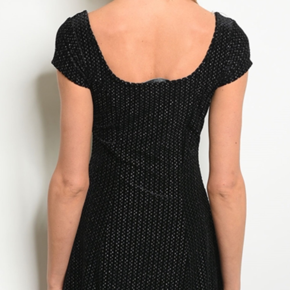 Short cap sleeve sweetheart neckline dress. - Picture 3 of 5
